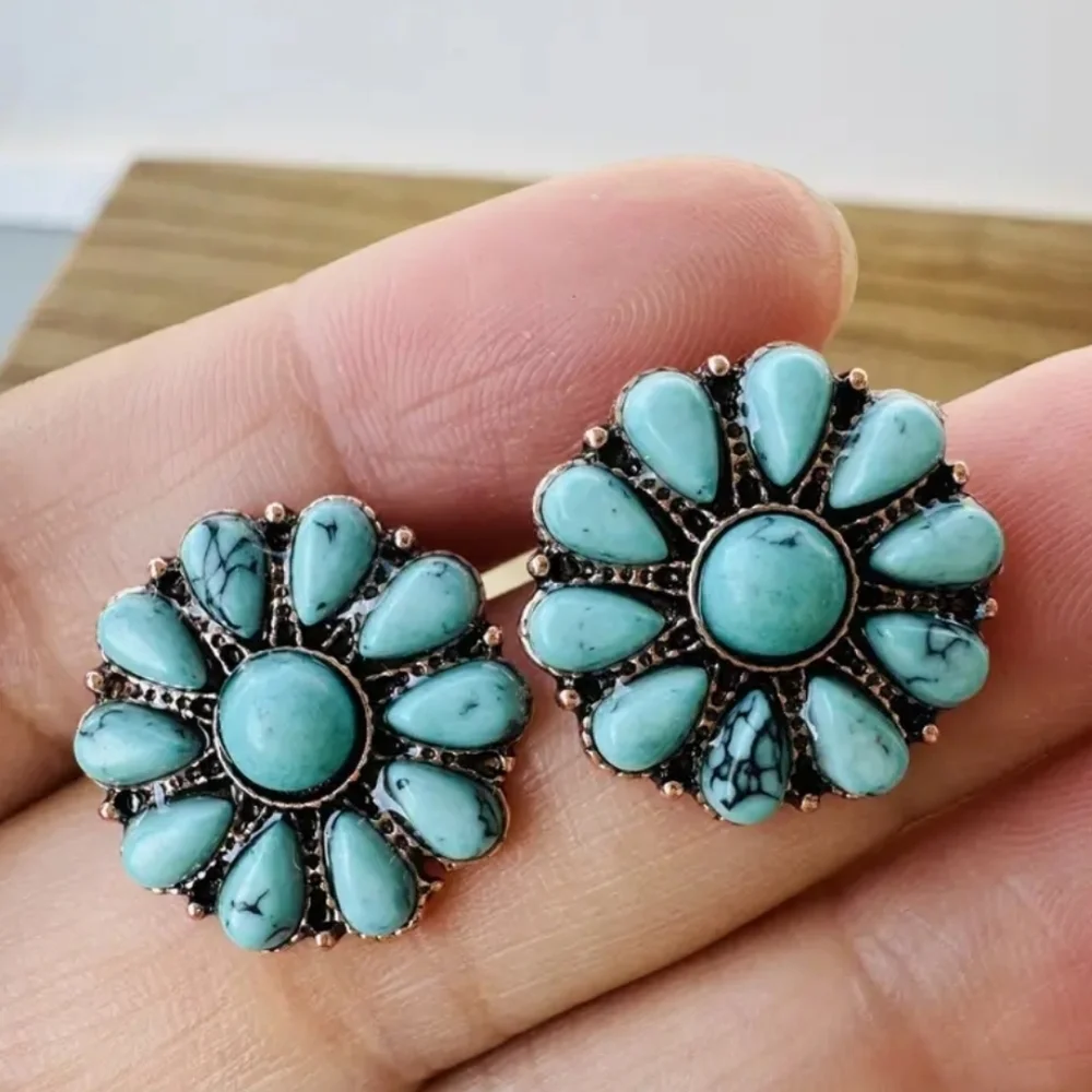 NEW! Vintage Daisy Stud Earrings with Faux Turquoise